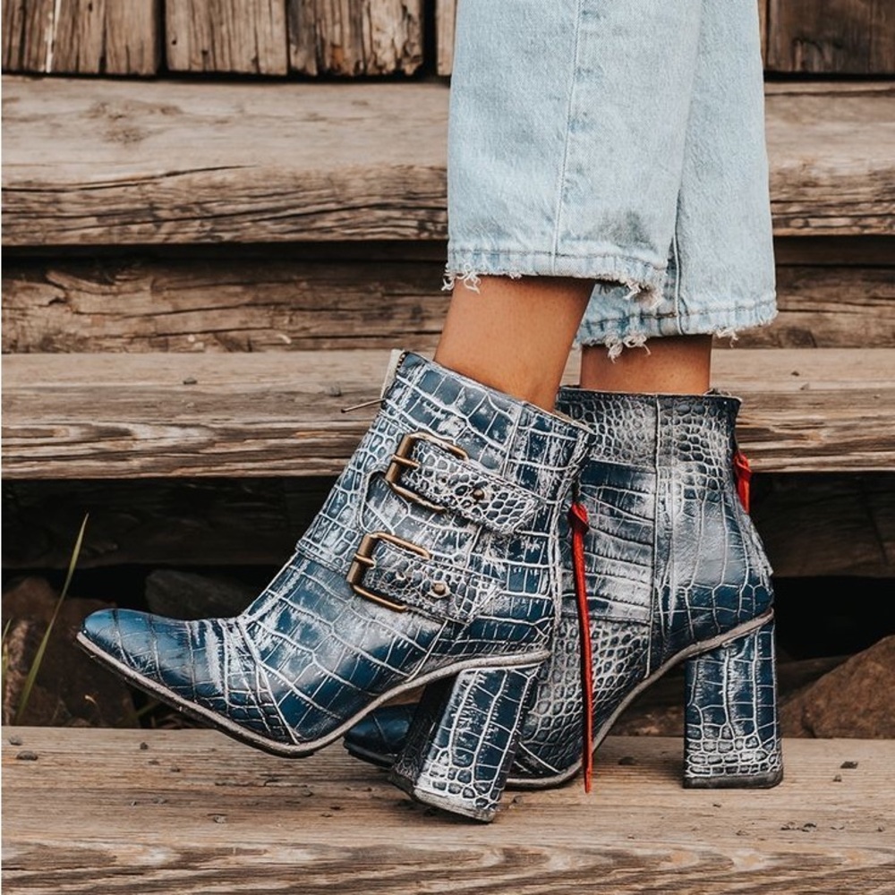 Joey Freebird Boots - blue - 9